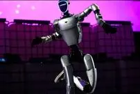 ببینید| سقوط ربات انسان‌نما در نخستین حضور عمومی در چین