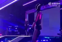 ببینید| رقص هماهنگ ایلان ماسک و ربات انسان‌نمای اپتیموس