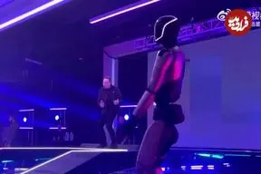 ببینید| رقص هماهنگ ایلان ماسک و ربات انسان‌نمای اپتیموس