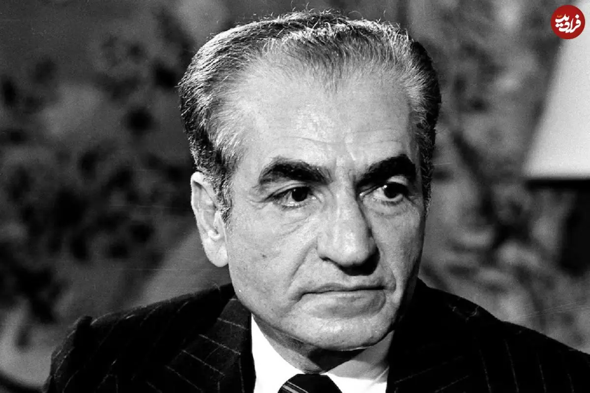 سفر در زمان؛ یادداشت‌های علم، سه‌شنبه ۱۷ اردیبهشت ۱۳۵۲: شاه گفت به فرمانده نیروی دریایی کمال عدم رضایت ما را اطلاع بده؛ من این جوان‌ها را روی کار آوردم که کار کنند، این هم کار آقایان!