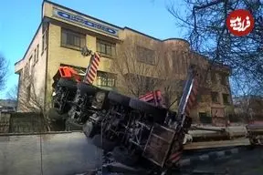 جزئیات| سقوط جرثقیل در بلوار آفریقا