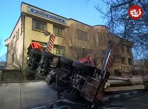 جزئیات| سقوط جرثقیل در بلوار آفریقا