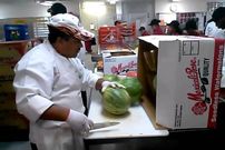 ببینید؛ برش شگفت انگیز هندوانه با سرعت بالا به روش آبمیوه فروش آمریکایی