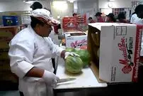 ببینید؛ برش شگفت انگیز هندوانه با سرعت بالا به روش آبمیوه فروش آمریکایی