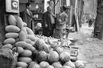 عکس؛ سفر در زمان؛ عکس‌های جالب از بازار شب یلدای ۶۰ سال پیش! ؛ سال ۱۳۴۴