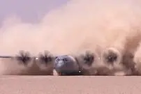 (ویدئو) تدارک نیم ساعته محل فرود در صحرا برای هواپیمای غول پیکر C-130 هرکولس