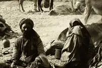 عکس| سفر زمان؛ منظرۀ اتراق یک کاروان در کاروانسرا در دوران قاجار