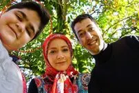 (تصاویر) چهره واقعی «بهروز» سریال پایتخت کنار مادر و برادرش