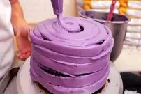 ببینید| غذای خیابانی در آمریکا؛ تهیه کیک لایه ای بنفش در نیویورک