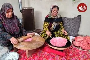 ببینید| غذای روستایی در ایران؛ پخت نان سنتی قرمز رنگ با لبو در روستا