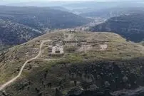 کشف «استادیوم» ۲ هزارساله در کنار یک درّۀ عمیق