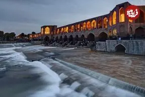 عکس| سفر زمان؛ قالی شستن در زاینده‌رود در کنار پل خواجو؛ 76 سال قبل