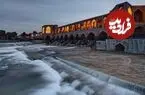 عکس| سفر زمان؛ قالی شستن در زاینده‌رود در کنار پل خواجو؛ 76 سال قبل
