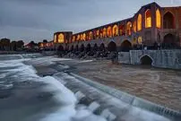 عکس| سفر زمان؛ قالی شستن در زاینده‌رود در کنار پل خواجو؛ 76 سال قبل