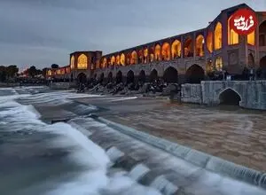 عکس| سفر زمان؛ قالی شستن در زاینده‌رود در کنار پل خواجو؛ 76 سال قبل