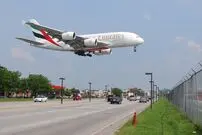 (ویدئو) عبور حیرت انگیز ایرباس غول پیکر A380 از بالای اتوبان در دبی
