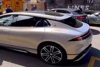 ببینید؛ رونمایی از تکنولوژی خیره کننده پارک و حرکت خرچنگی "دنزا z9" در خیابان های ایتالیا