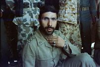 عکس؛ سفر به تاریخ؛ «شهید صیاد شیرازی» در حال تقدیر از «آقاسی» شاعر