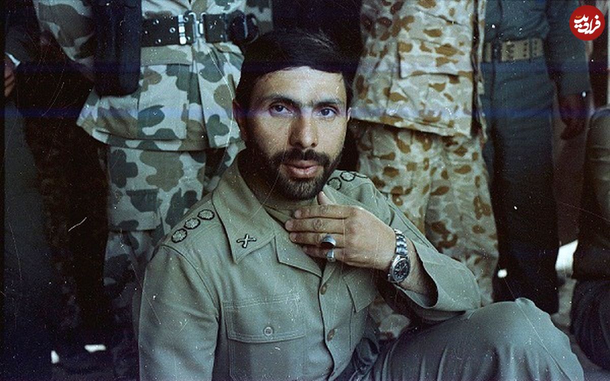 عکس؛ سفر به تاریخ؛ «شهید صیاد شیرازی» در حال تقدیر از «آقاسی» شاعر
