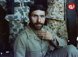 عکس؛ سفر به تاریخ؛ «شهید صیاد شیرازی» در حال تقدیر از «آقاسی» شاعر