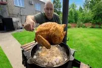 ببینید| غذای روستایی در روسیه؛ پخت مرغ سوخاری کامل به روشی متفاوت