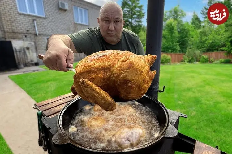 ببینید| غذای روستایی در روسیه؛ پخت مرغ سوخاری کامل به روشی متفاوت