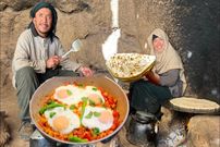 ببینید؛ غذای روستایی در افغانستان؛ پخت نان تازه و املت با گوجه فرنگی و پیاز در غار