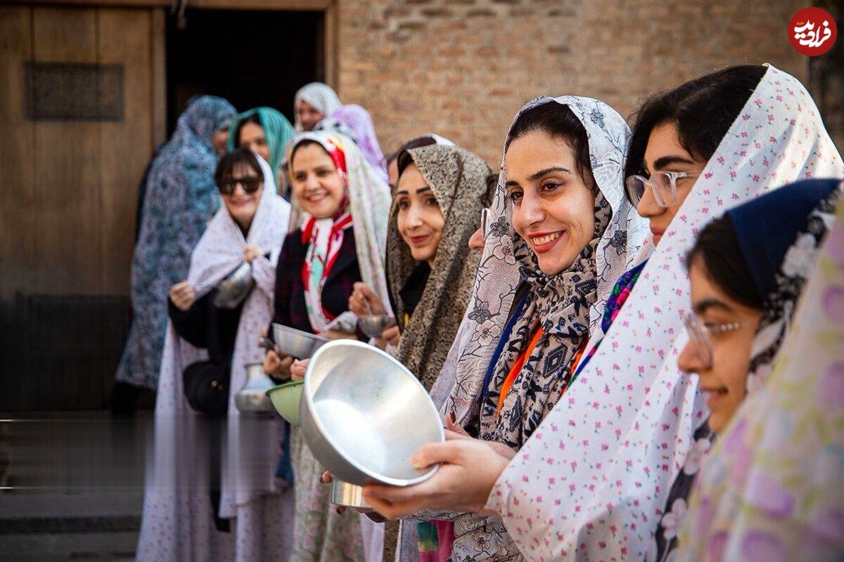 (تصاویر) «قاشق‌زنی» چهارشنبه‌ سوری در قزوین