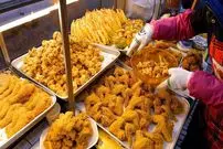ببینید| غذای خیابانی در کره؛ تهیه مرغ و میگوی سوخاری در سئول
