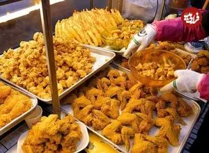 ببینید| غذای خیابانی در کره؛ تهیه مرغ و میگوی سوخاری در سئول