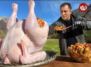 ببینید| غذای روستایی در آذربایجان؛ کباب کردن بوقلمون شکم پر در کوهستان