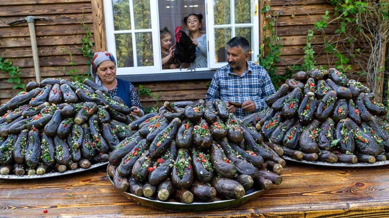 (ویدئو) پخت متفاوت و تماشایی بادمجان شکم پر توسط این پدربزرگ و مادربزرگ آذربایجانی