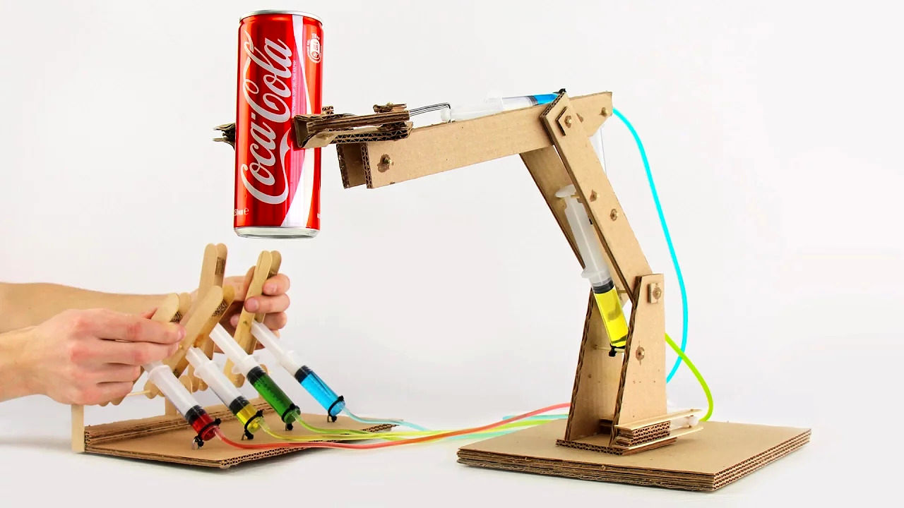 (ویدئو) فرآیند تماشایی ساخت بازوی رباتیک هیدرولیک با مقوا و سرنگ