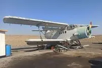 عکس| سفر زمان؛ گلشن الملوک قهرمانی قاجار، دو خلبان و یک هواپیمای قدیمی در فرودگاه قلعه مرغی