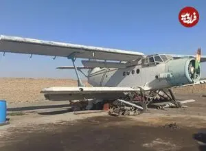 عکس| سفر زمان؛ گلشن الملوک قهرمانی قاجار، دو خلبان و یک هواپیمای قدیمی در فرودگاه قلعه مرغی