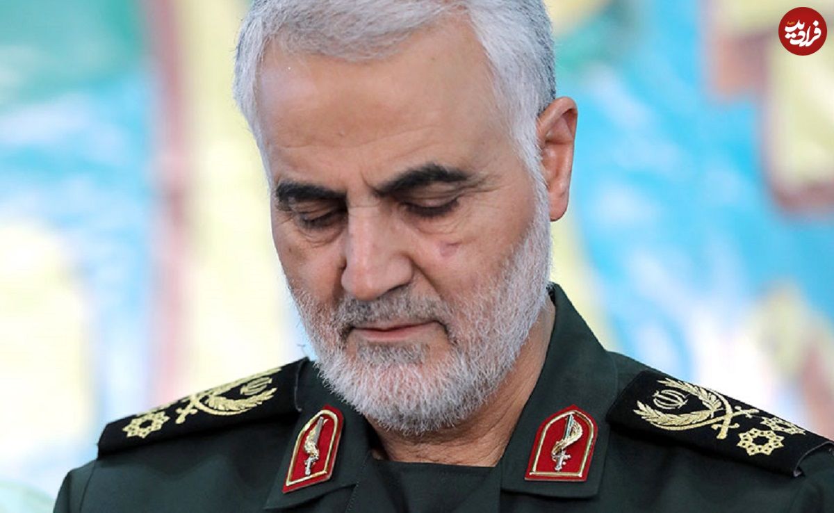 عکس؛ سفر در زمان؛ «سردار سلیمانی در کنار یک سد بزرگ در جبهه»؛ دهه 60