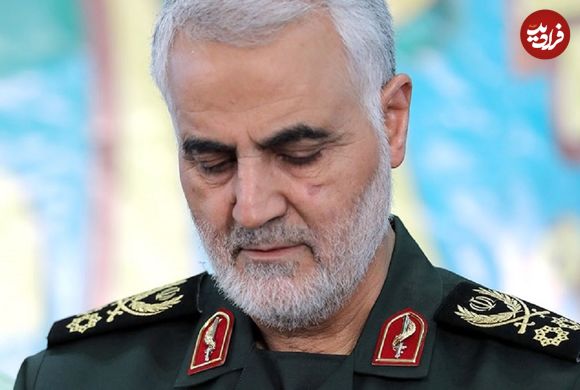 عکس؛ سفر در زمان؛ «سردار سلیمانی در کنار یک سد بزرگ در جبهه»؛ دهه 60