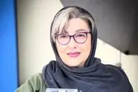 عکس| سفر زمان؛ چهرۀ «معصومه کریمی» در پشت‌صحنۀ «ساعت خوش»؛ 30 سال قبل