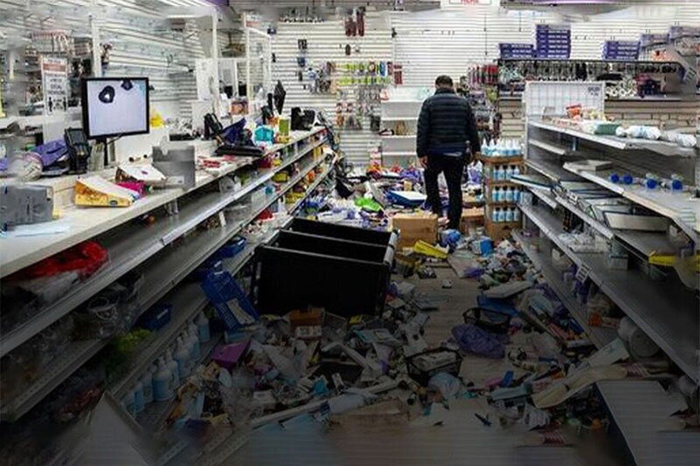 ویدئو| تصاویر تلخ از غارت فروشگاها توسط برخی افراد در ترکیه