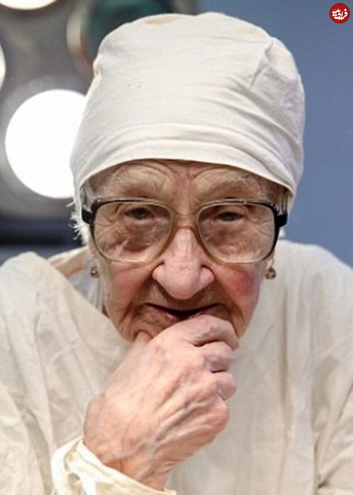 تصاویر/ پیرترین جراح جهان یک زن خلبان است!