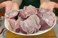 (ویدئو) طبخ یک غذای آلمانی و خوشمزه با سنگدان مرغ به سبک این آشپز مشهور