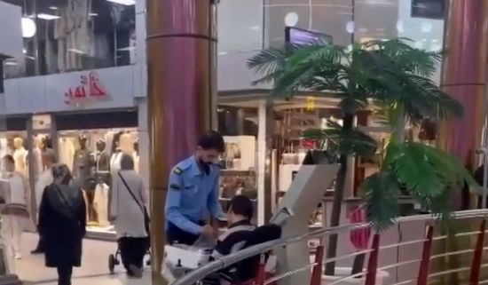 ویدئو وایرال شده از حرکت قشنگ نگهبان یک پاساژ