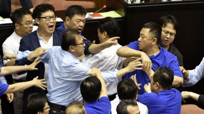 تصاویر/ زد و خورد شدید در پارلمان تایوان