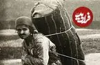 عکس| سفر به ایران قدیم؛ «صف حمّال‌ها» در بیرون یک کاروانسرا در دوران قاجار