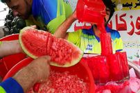 ببینید؛ غذای خیابانی در پاکستان؛ برش زدن ماهرانه هندوانه و تهیه آب هندوانه در کراچی