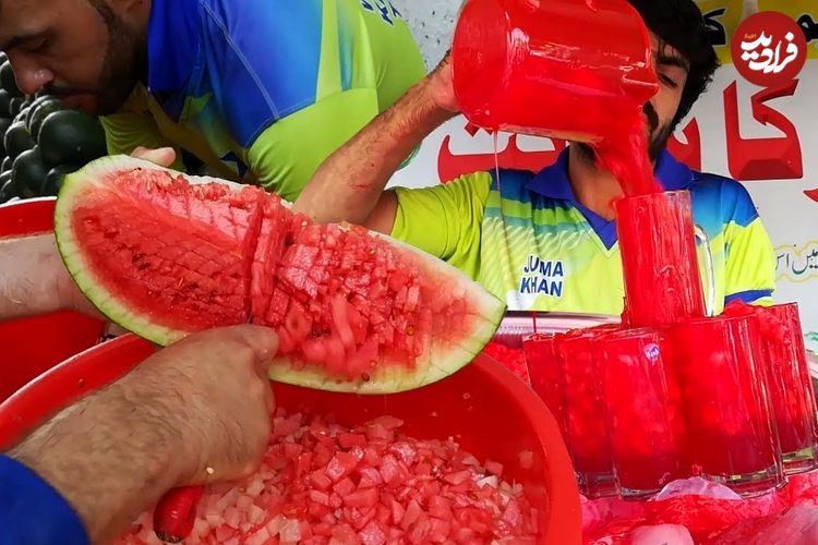 ببینید؛ غذای خیابانی در پاکستان؛ برش زدن ماهرانه هندوانه و تهیه آب هندوانه در کراچی