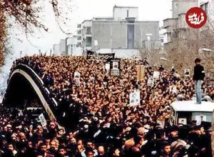 عکس| سفر در زمان؛ نمایی از تجمع مردم در خیابان انقلاب؛ سال 1357