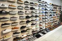 عکسی از ویترین جالب و متفاوت یک مغازه کفش‌فروشی