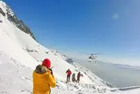 تصاویر/ عملیات جستجو و انتقال قربانیان بهمن در ارتفاعات تهران