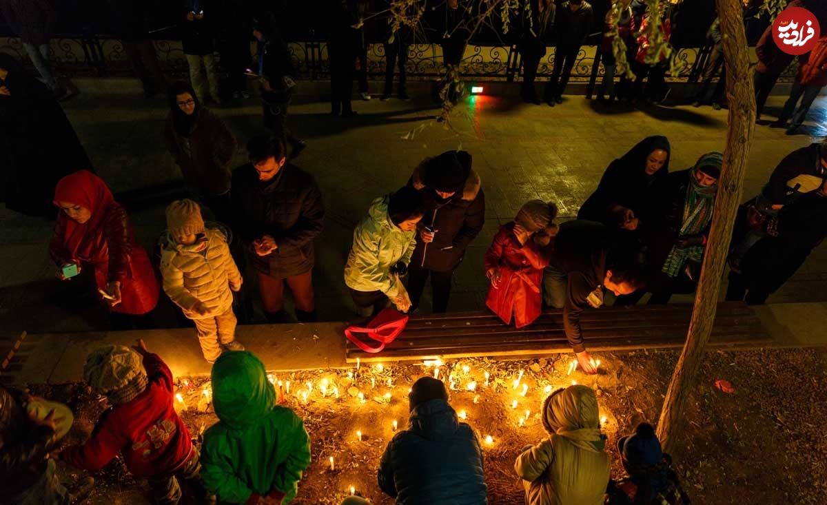 تصاویر/ روشن کردن شمع به یاد حادثه‌دیدگان قطار در پارک ایل گلی تبریز